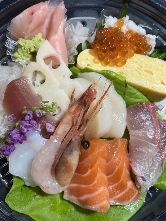 新鮮な刺身の盛り合わせ