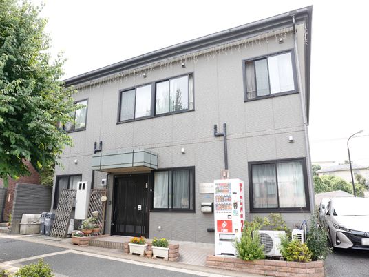 施設の入り口と外観
