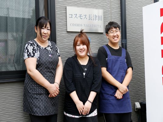 笑顔のスタッフ３人立ち姿