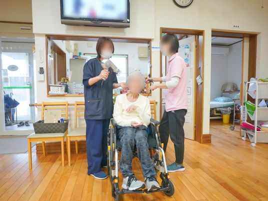 介護スタッフと利用者