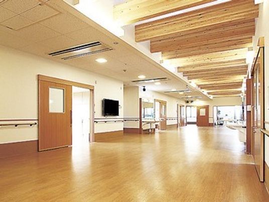光が降り注ぐ廊下