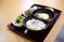 丁寧に盛り付けた料理