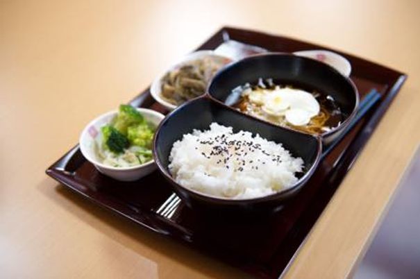 丁寧に盛り付けた料理