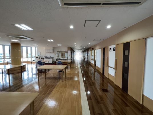 広々とした廊下の風景