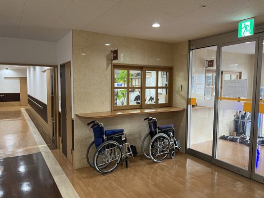 明るい廊下と受付