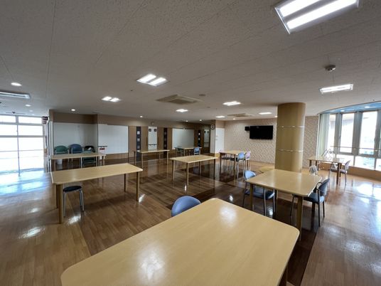 広々とした共用ダイニング空間