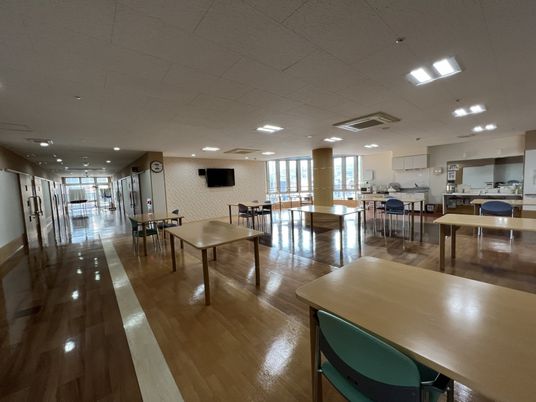 広いダイニングの勤務地