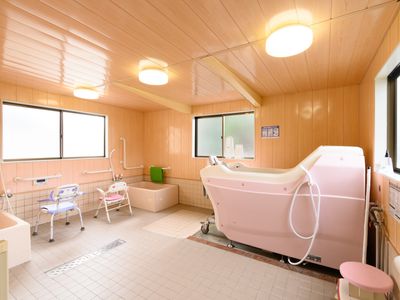 明るい浴室設備