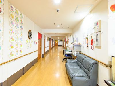 廊下にある椅子と装飾