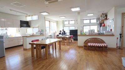 明るいスタッフの作業スペース