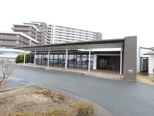 エントランス前の外観