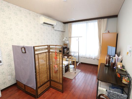明るい個室の居室