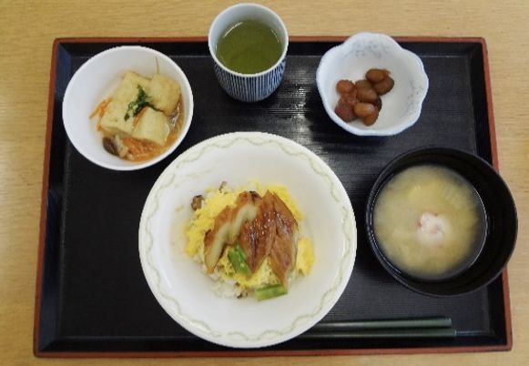 彩り豊かな料理の食堂