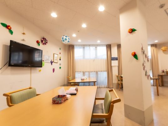 食堂のテーブルとテレビ