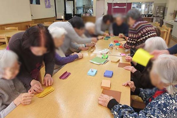 手作業中のリビング