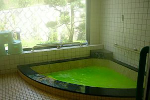 明るい湯船が特色の浴室