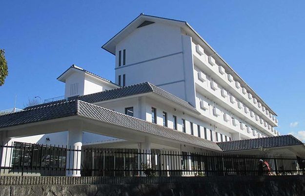 白い建物の外観