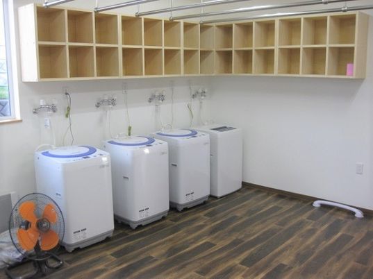洗濯機が並ぶ部屋