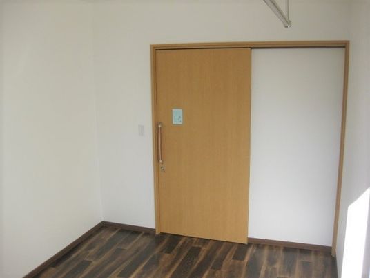 明るい居室の入口