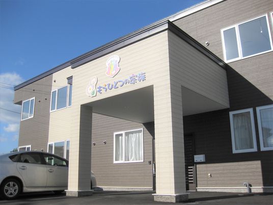 明るい日差しの施設外観