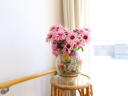 廊下の花瓶と手すり