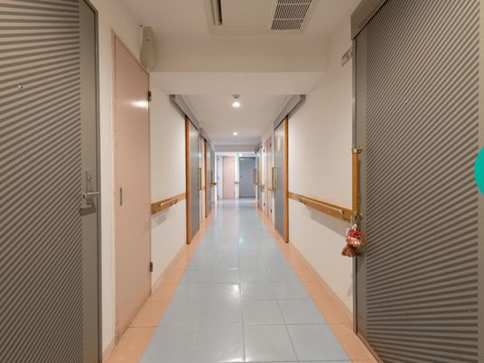 明るく清潔な廊下
