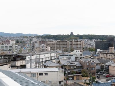 広がる街並みと山並みの景色