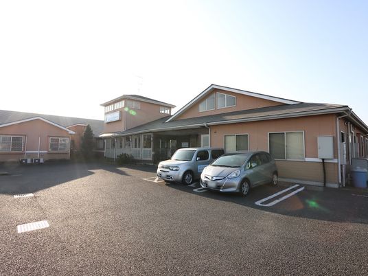 広々とした駐車場のある建物