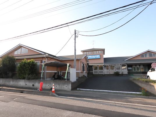 広いエントランスの施設外観