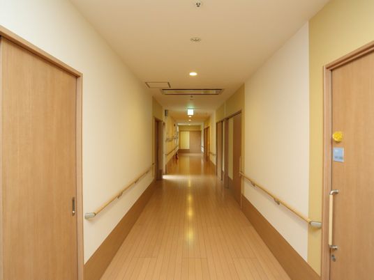 安全な手すり付き廊下