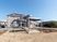 広々とした庭のある建物