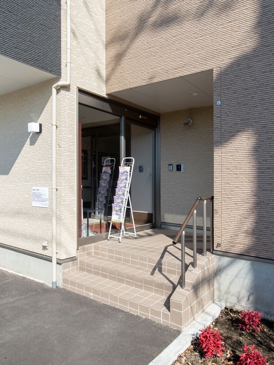 エントランスの日差しが明るい様子