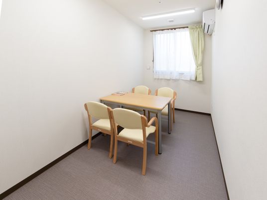 シンプルな居室のテーブル