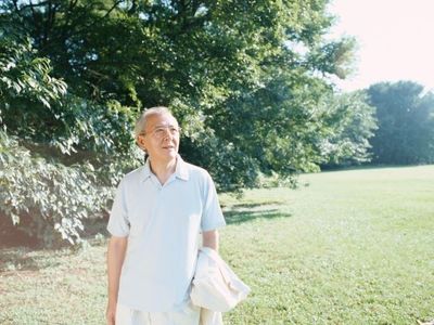 散歩する男性