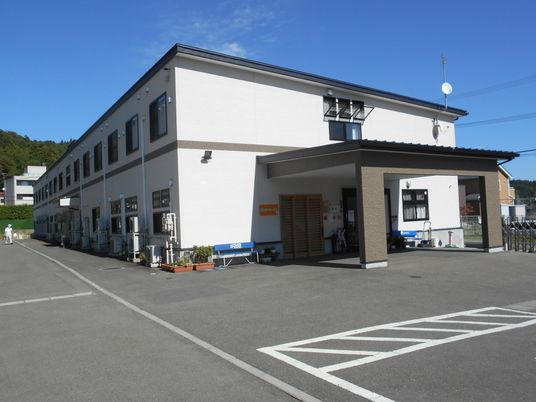 明るい外観の建物