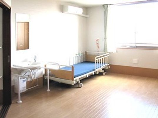 明るい個室の居室