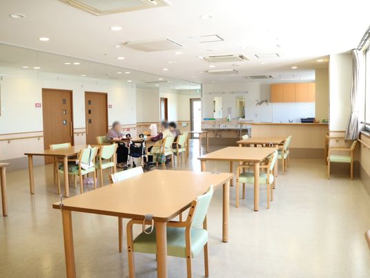 明るい食堂風景