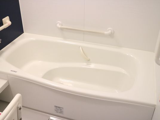 白いバリアフリー浴槽