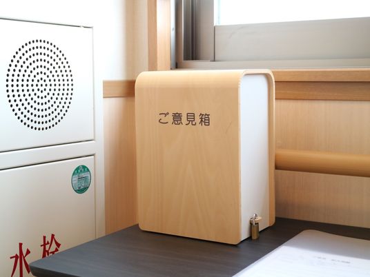 木目調の衝立が配された空間