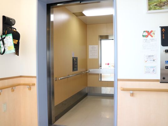 エレベーター前の通路