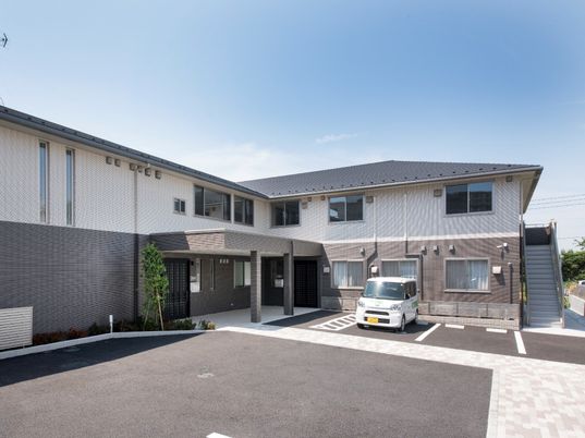 施設正面の明るい外観