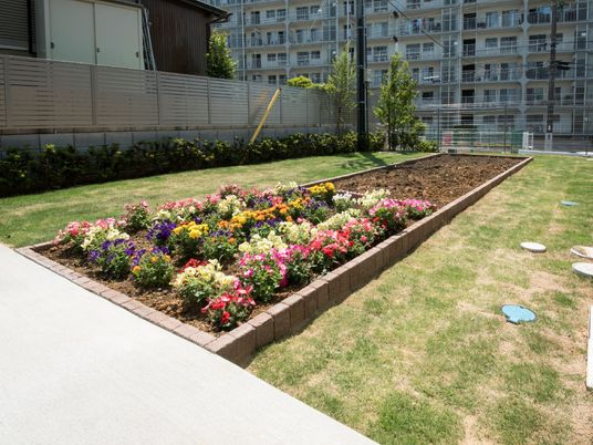 花壇付きのきれいな中庭