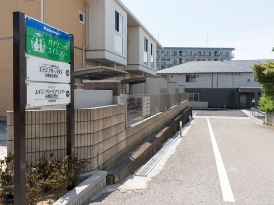 清潔感ある建物エントランス