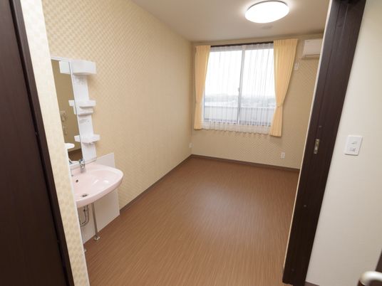 明るい個室の居室