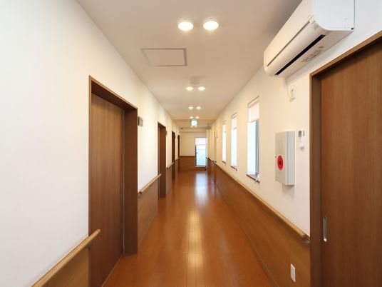 暖かい色合いの廊下