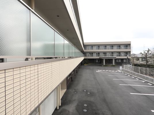 モダンな建物のエントランス