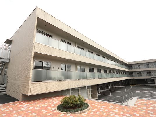 広々とした建物エクステリア