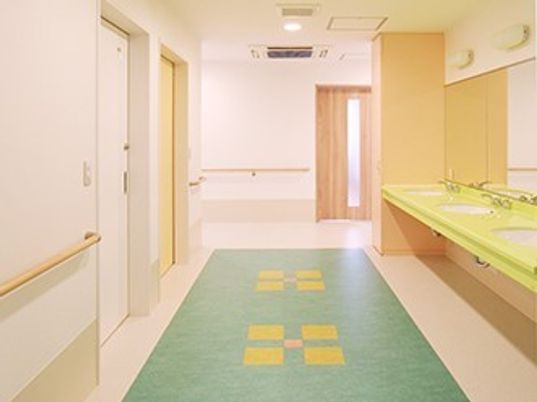 手すり付きの明るい廊下