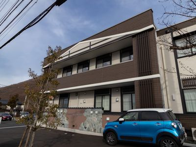 落ち着いた色合いの外観
