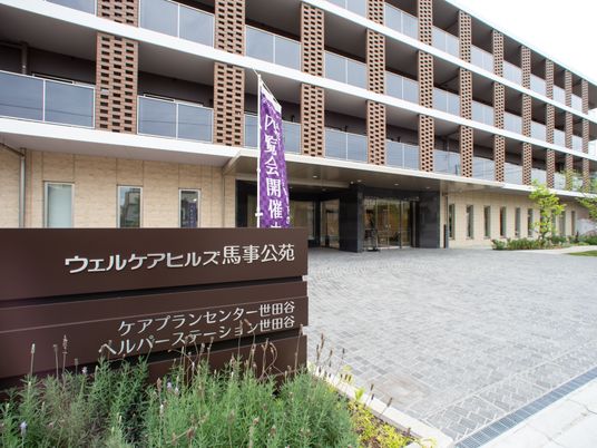 モダンな建物の正面玄関